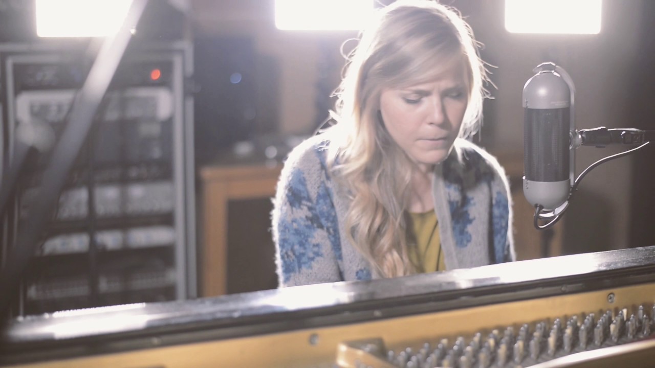 Lesley Phillips - Convinced (Official Performance Video)