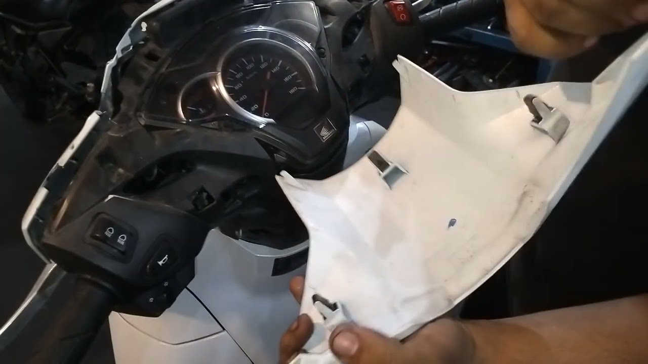 Como desmontar o farol da Honda  SH300i
