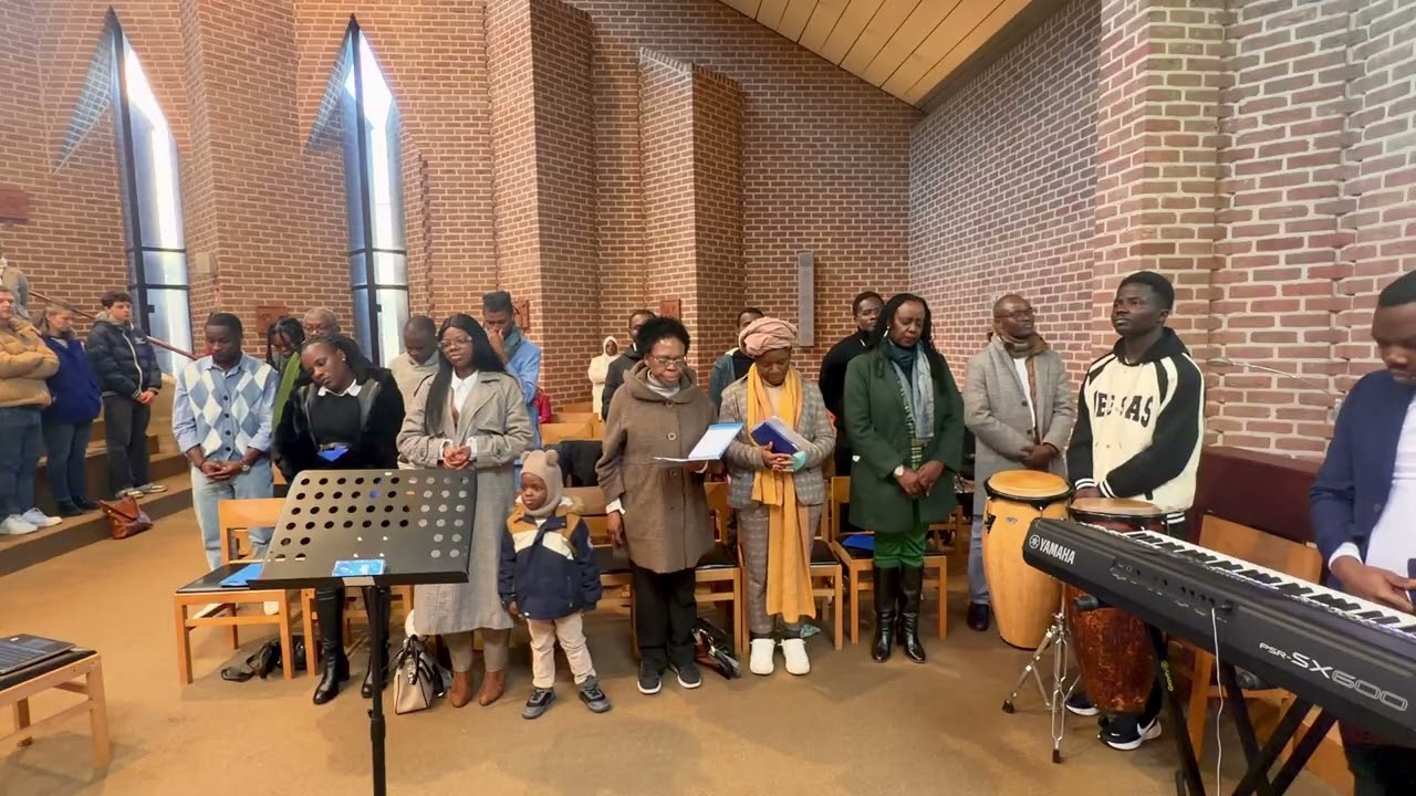 Seigneur souviens-toi! (Prière Univ en 7 langues) - Chorale Congolaise Bens Bagula