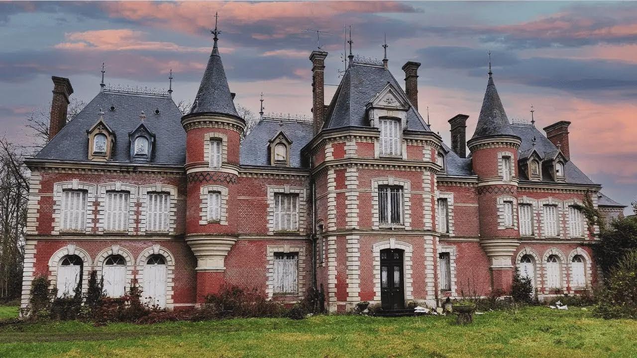 Castillo abandonado del siglo XVIII con todo dejado atr&aacute;s