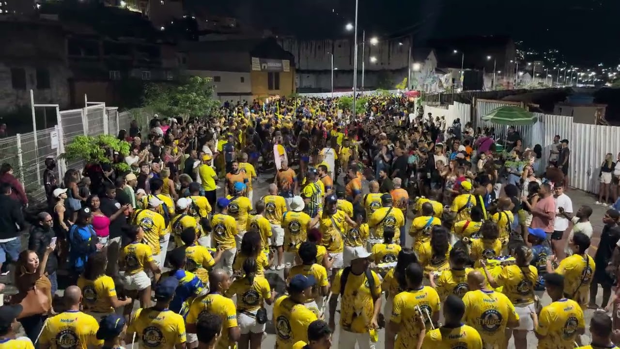 Bateria da Tijuca no ensaio de rua para o carnaval 2025