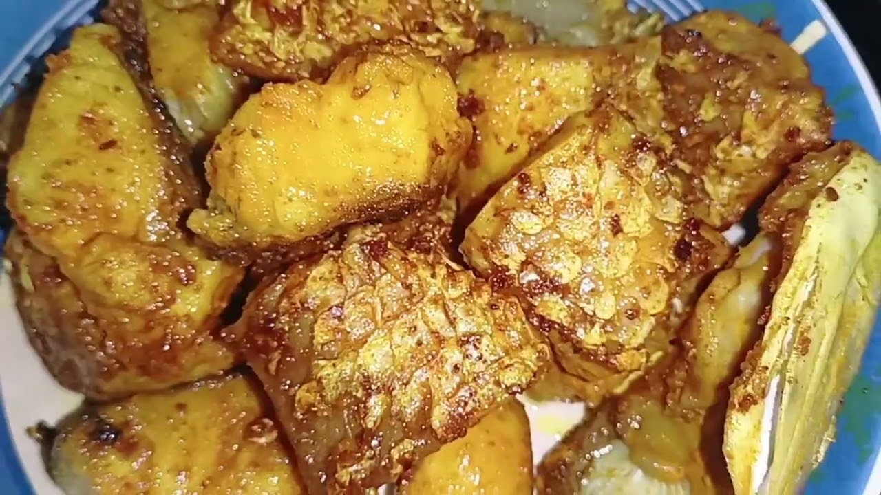 শীতের দুপুরে গরম ভাতে ঝাল ঝাল রুই মাছ ভুনা |  আঙুল চেটে খাবে সবাই! শীতের স্পেশাল রুই মাছের এই ঝাল