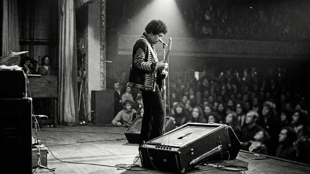A Broken Amp, No Backup &mdash; What Jimi Played That Night Became LEGEND