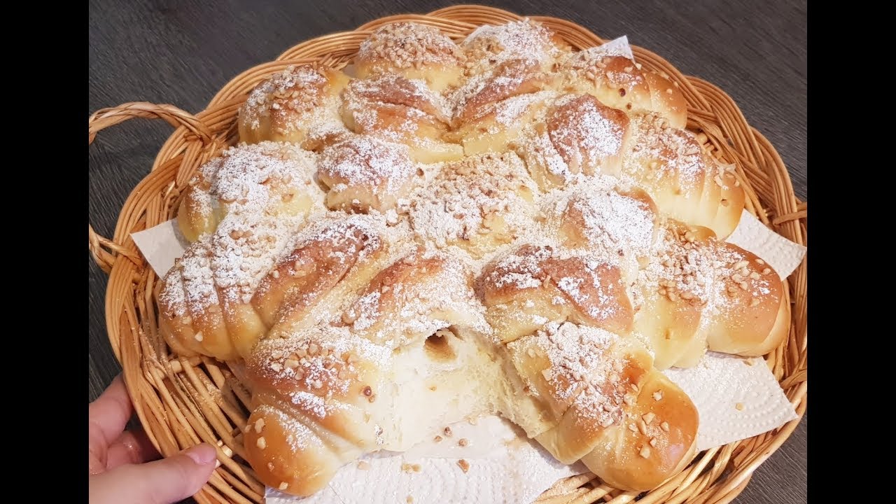 Süßes gefülltes Festtagsbrot