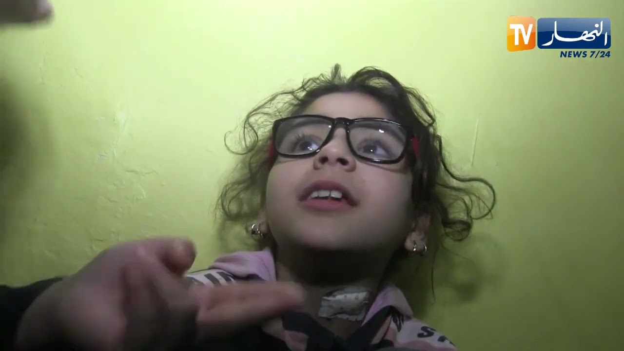 سعيدة : عائلة من الصم و البكم تعيش وضعية كـ.ـارثية داخل مستودع