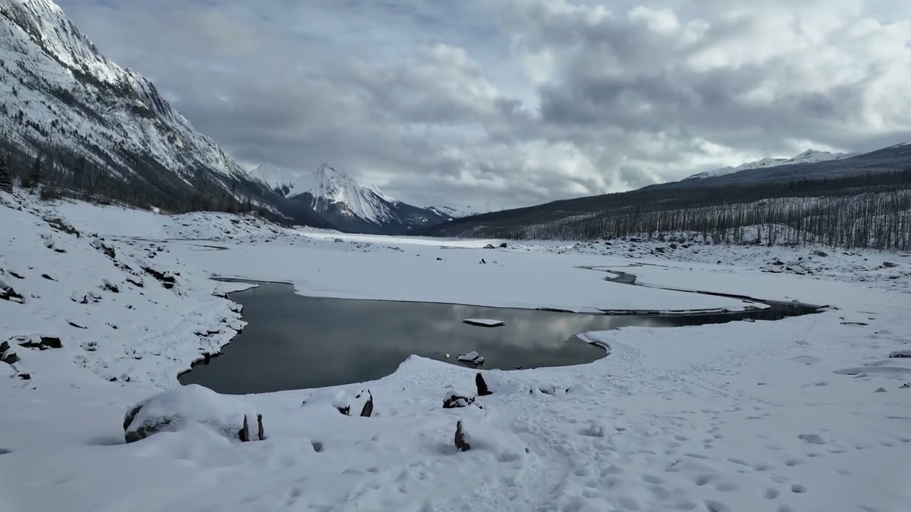 Winter Silence at Medicine Lake ( Jasper National Park , Alberta ,Canada)🍁4K