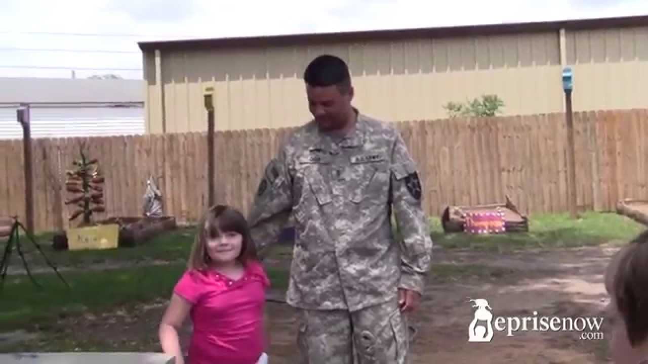 Soldier surprises daughter with homecoming