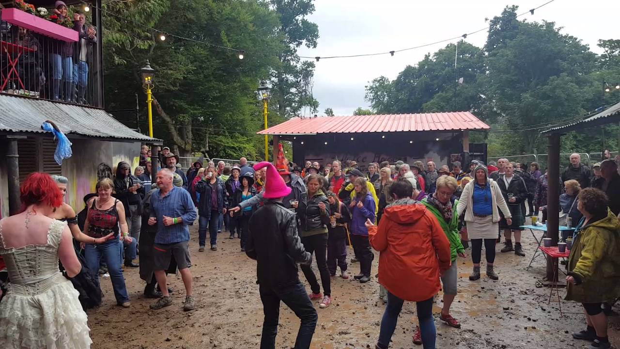 Dougie Burns and the Cadillacs -Driving In A Cadillac, Belladrum  - crowd dancing