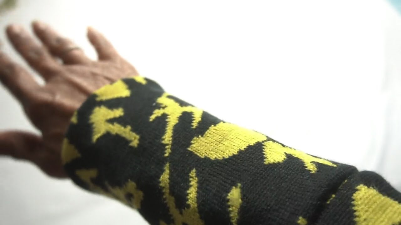 How to serge an easy wrist or leg warmer with the Pfaff Hobbylock 2.5 / Step by step tutorial