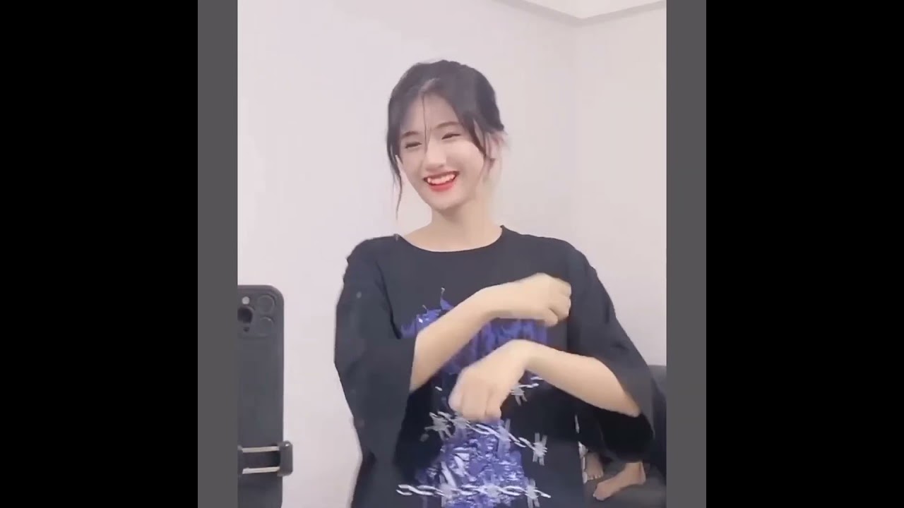 Em hân múa quạt