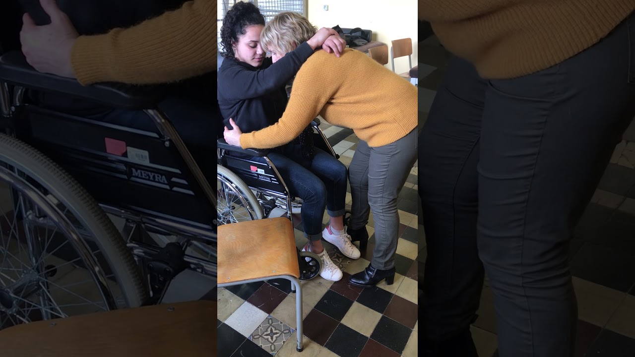 Transfert de chaise à chaise d'une personne ayant un bras et une jambe non-valide