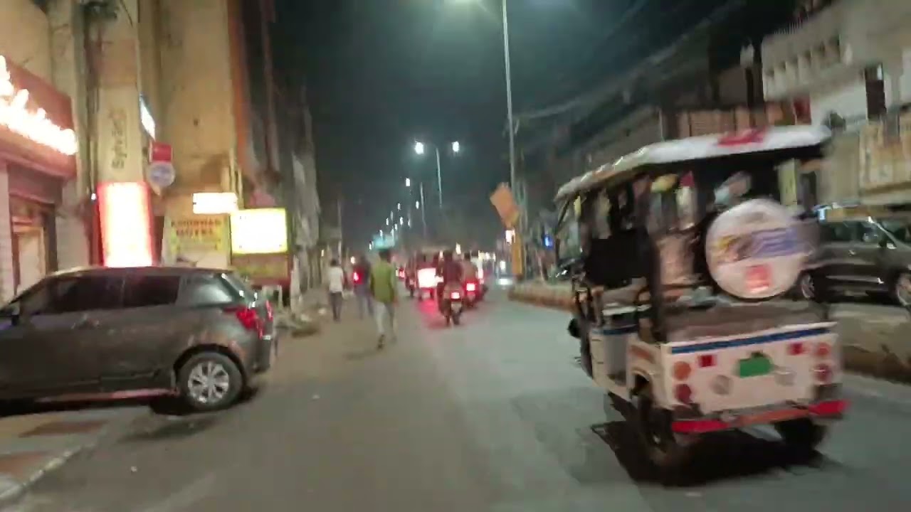 Going to the charbagh from the aminabad medicine market।।