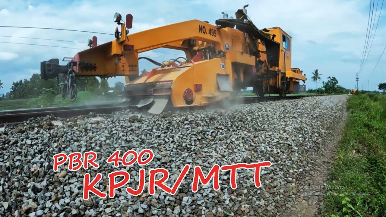 Stop.!! Hati2 ada kereta api KPJR PBR 400 di perlintasan