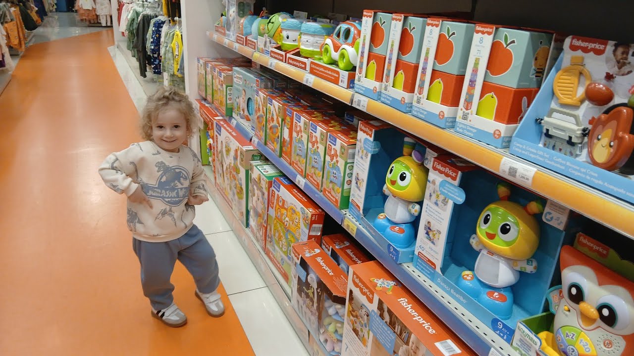 Kayra Oyuncaklara bakacakmış🥰😍