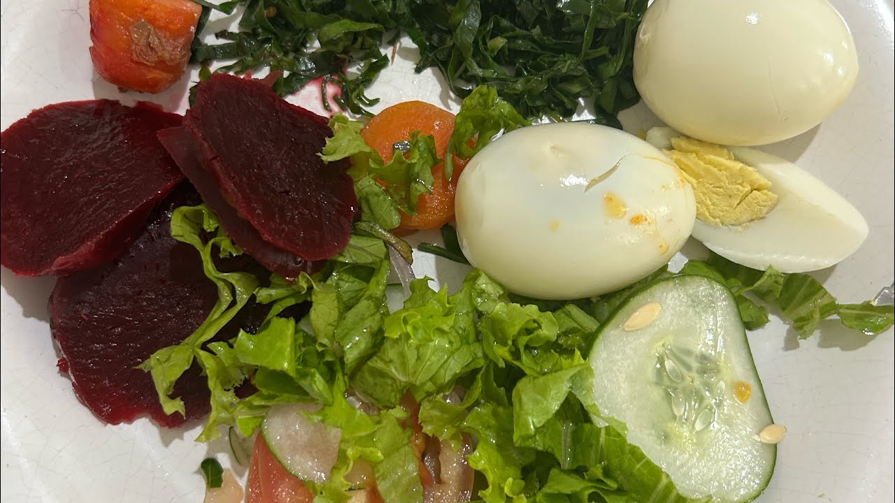 Almoço de hoje bife, ovo cozido e salada 