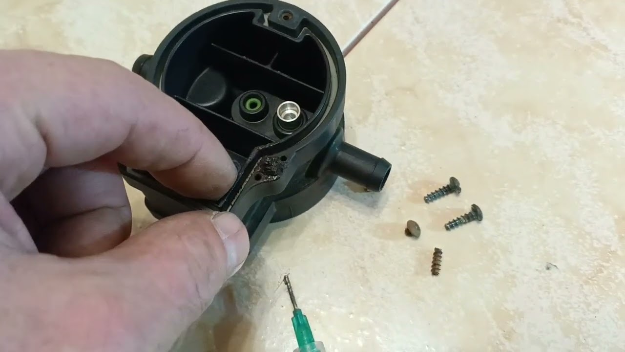 Как выкрутить обломанный винт из пластика.