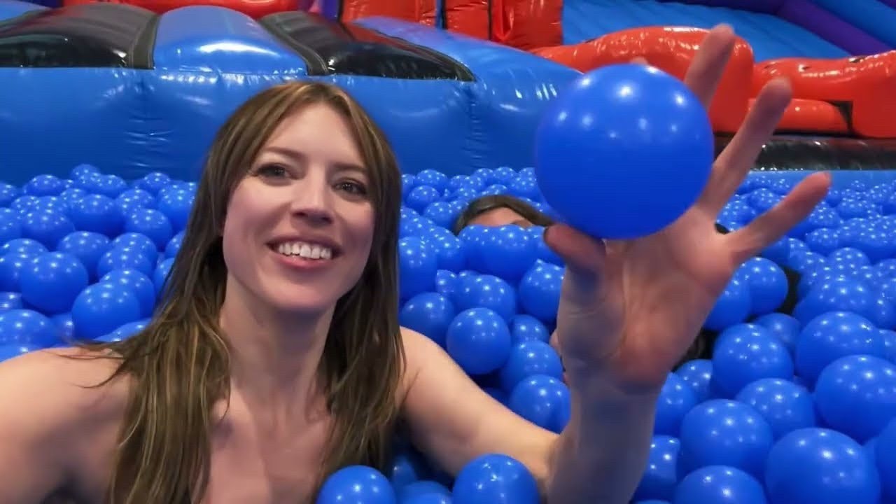 Inflata nation Colindale. Гигантская надувная площадка в Лондоне для детей и взрослых.