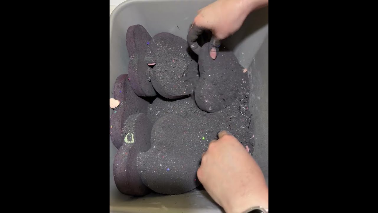 #18DaysOfLoveASMR OC 9 black reformed gymchalk hearts and chameleon glitter #relax #asmrsounds 