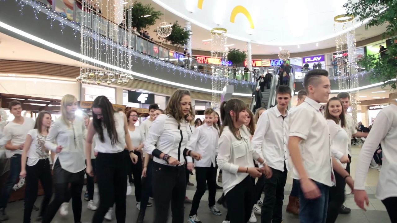 FlashMob Skłodowska Dąbrowa Górnicza 2016 - Christmas Wrapping - Glee
