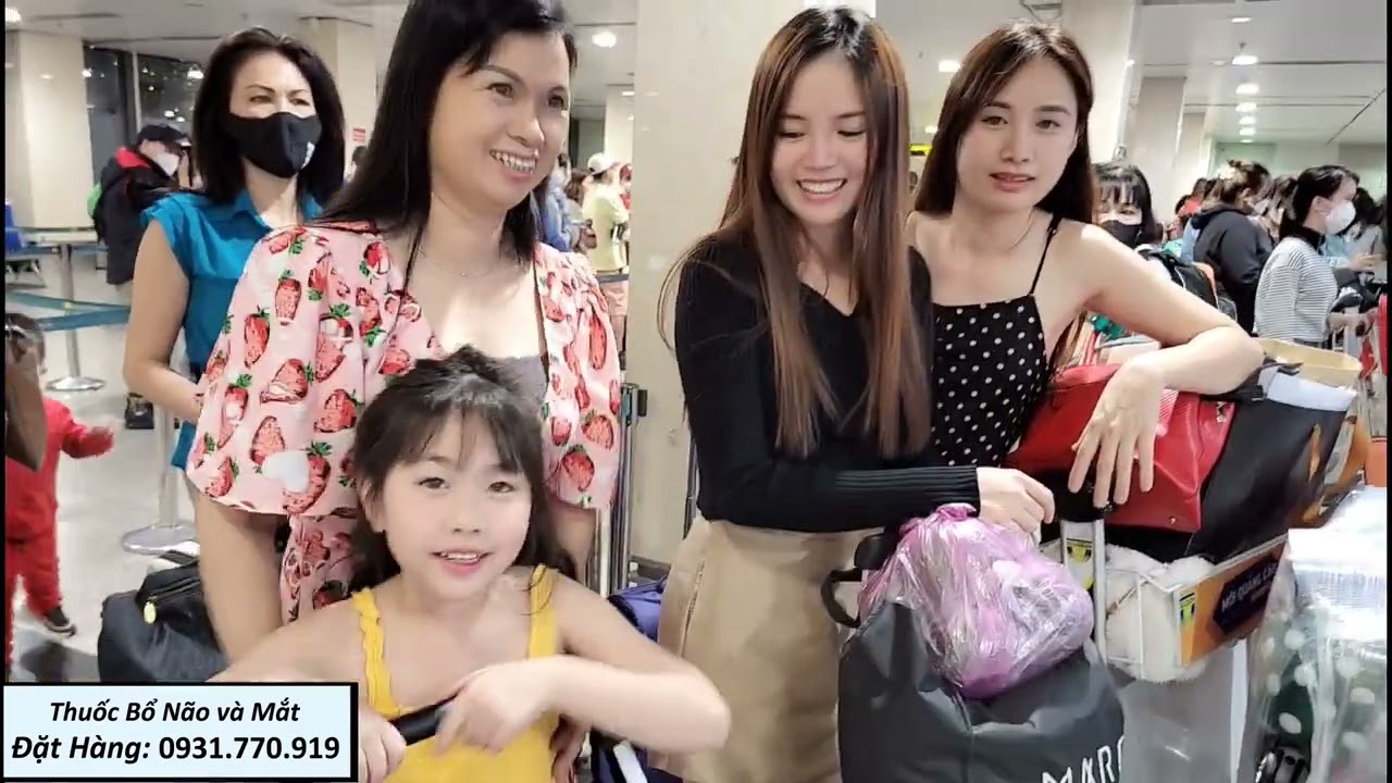 4 MẸ CON HÀ HỘI NGỘ TẠI SÂN BAY. MẸ TIỄN HÀ VỀ NHÀ CHỒNG