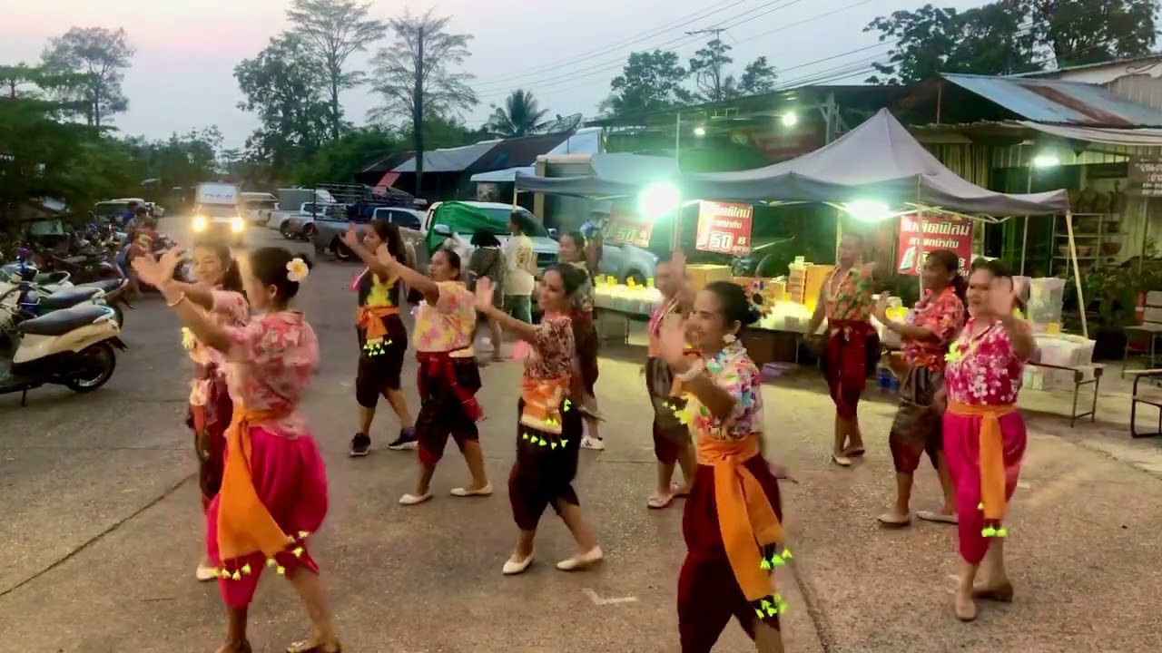 #รำวงสงกรานต์#นางรำเมืองเรืองแสงฯ#ถนนคนเดินช่องเม็กเมืองเรืองแสง#