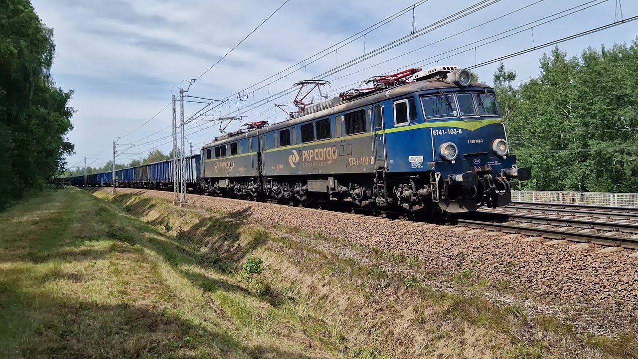 ET41-103 ze składem węglarek, przejeżdża obok lubelskiego Starego Gaju 17.07.2024
