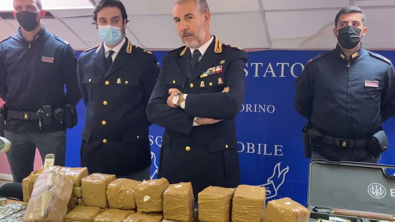 Torino, in corso Traiano il magazzino della droga e delle armi: un arresto