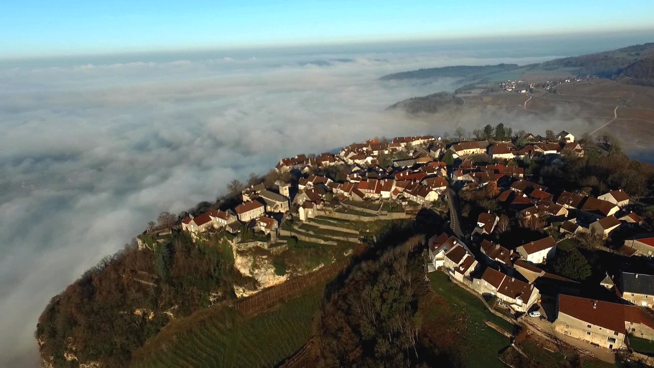 Château Chalon (Jura) au dessus de la mer de brouillard