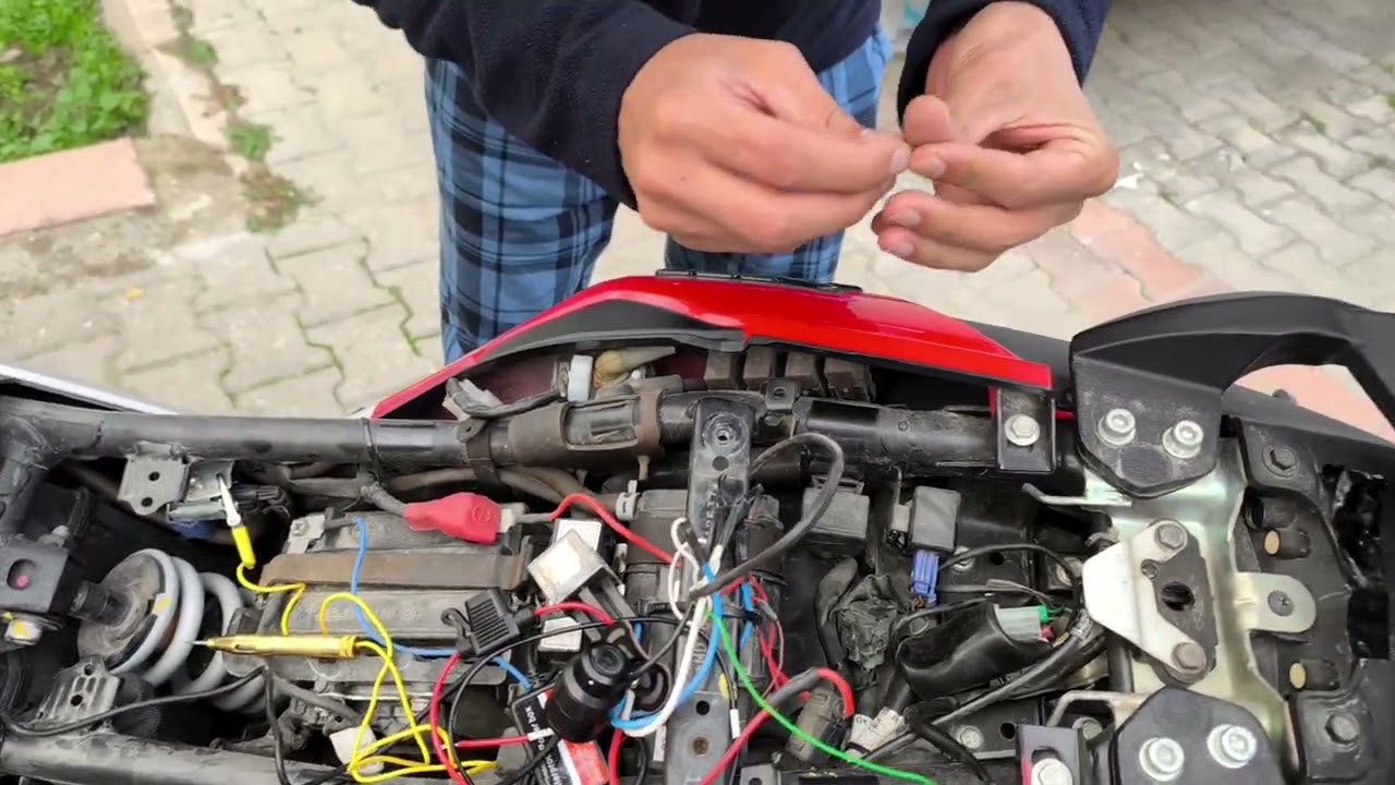 Dominar 250 motosiklet için carplay montajı. 