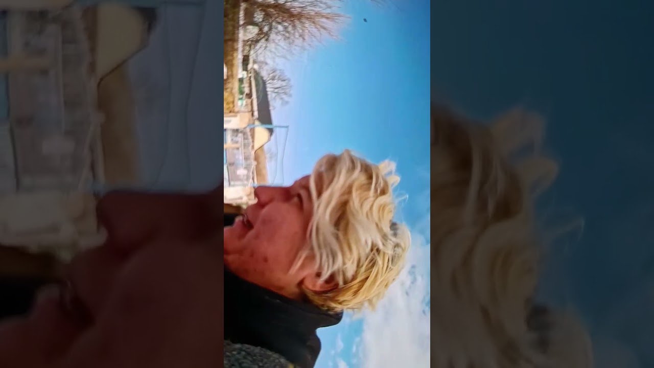 Позорница  взрослая баба и так себя ведёт, снег по колена 🤣🤣🤣