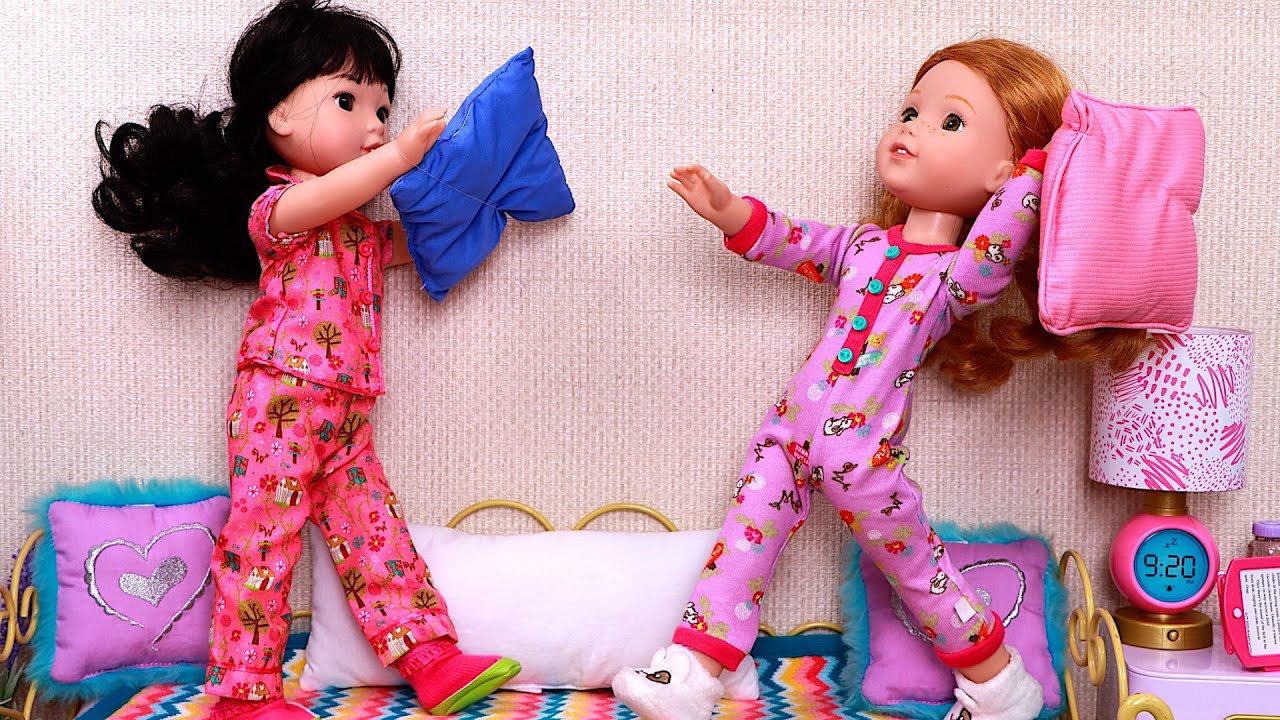 Pillow Fight! Play Dolls family stories