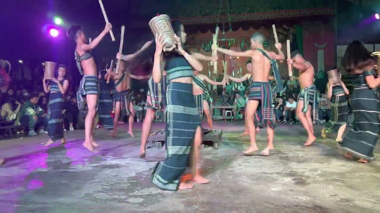 Giao lưu cùng đồng bào dân tộc Lạch | Lễ hội cồng chiêng Đà Lạt - nét văn hóa đặc sắc Langbiang