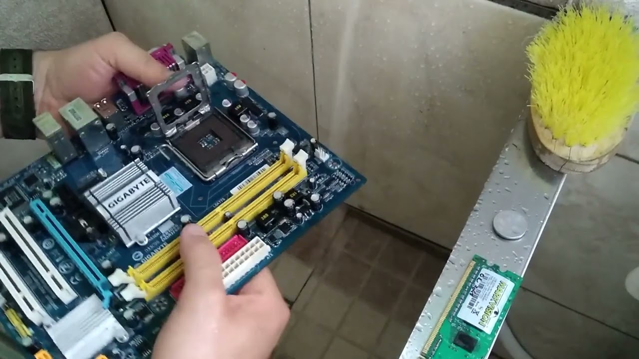 Lavar placa mãe com Agua e sabao, sera que da certo? Oficina do Jervázio -   01
