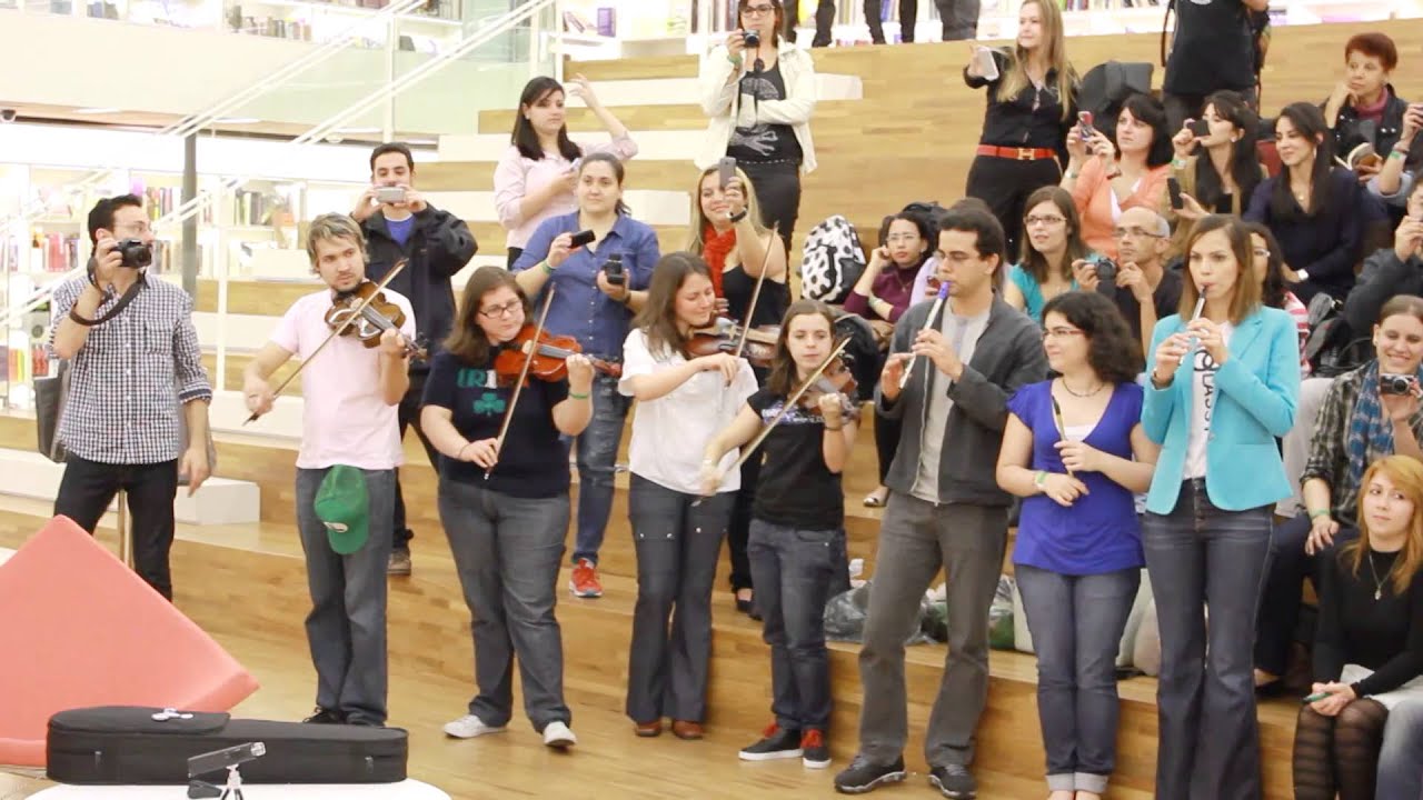 Fans playing for Sharon Corr at Livraria Cultura, São Paulo.