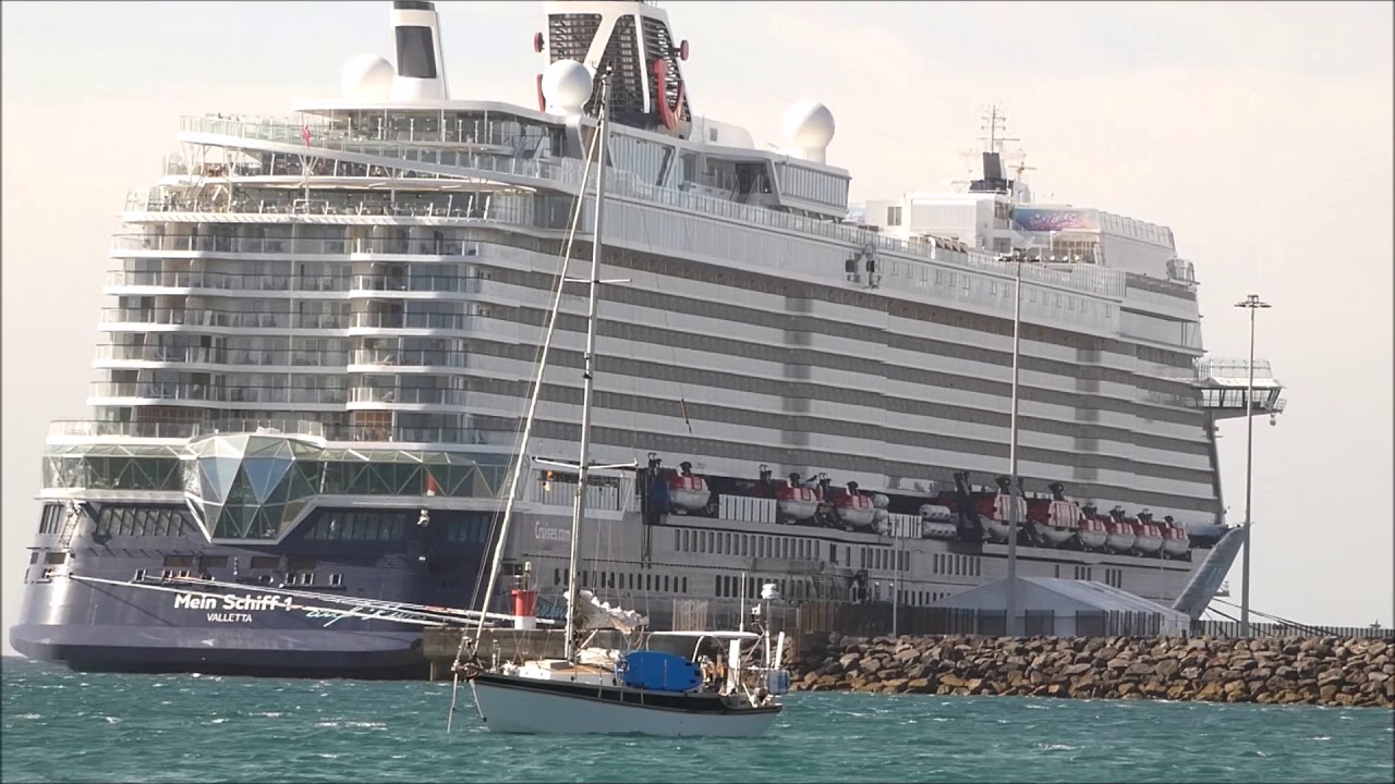 MEIN SCHIFF 1 en el puerto de Arrecife