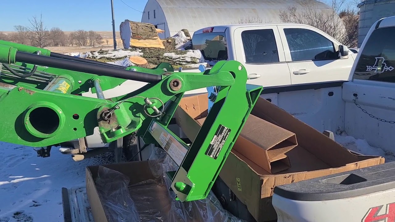Универсальный быстросъемный держатель для погрузчика John Deere.