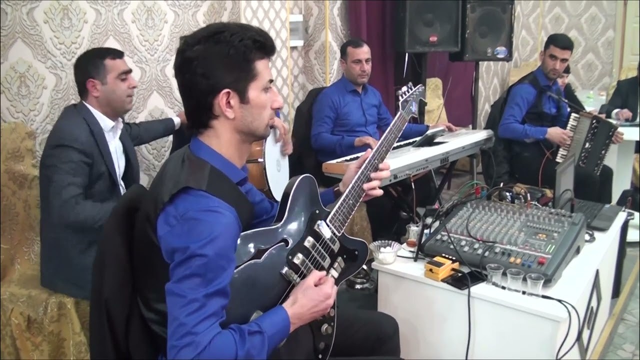 baliqların şahi ölub deryada oxuyan Behruz / gitara Mehemmed Agcabedili / qarmon Perviz