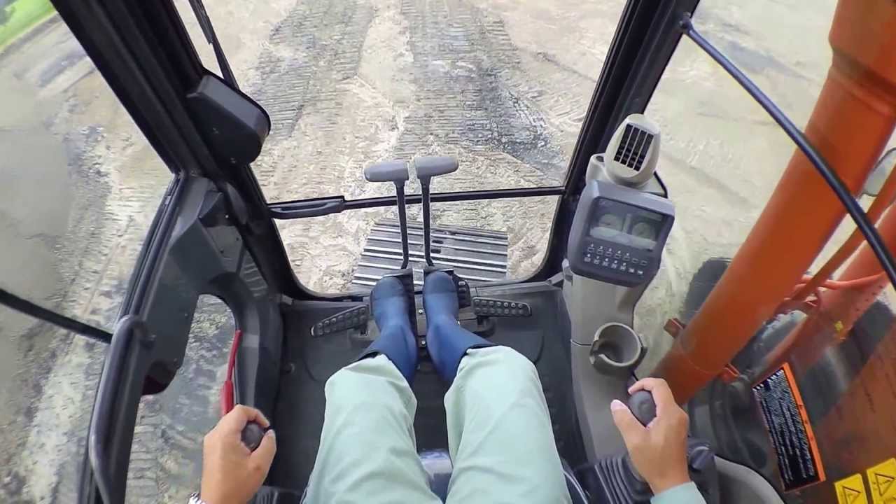 Excavator operation. Running with a foot pedal.Hitachi Zaxis 120　パワーショベルの操作　フットペダルでの走行～作業