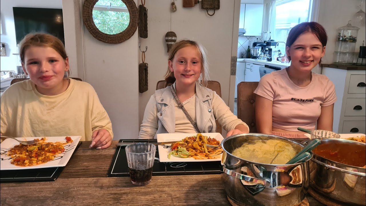 Fias veninde Carli spiser med 🍝Vi leger en LEG🤣🤣😅
