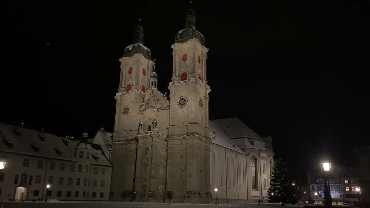 Stundenschlag und Einläuten des Plenums der Kathedrale in St. Gallen