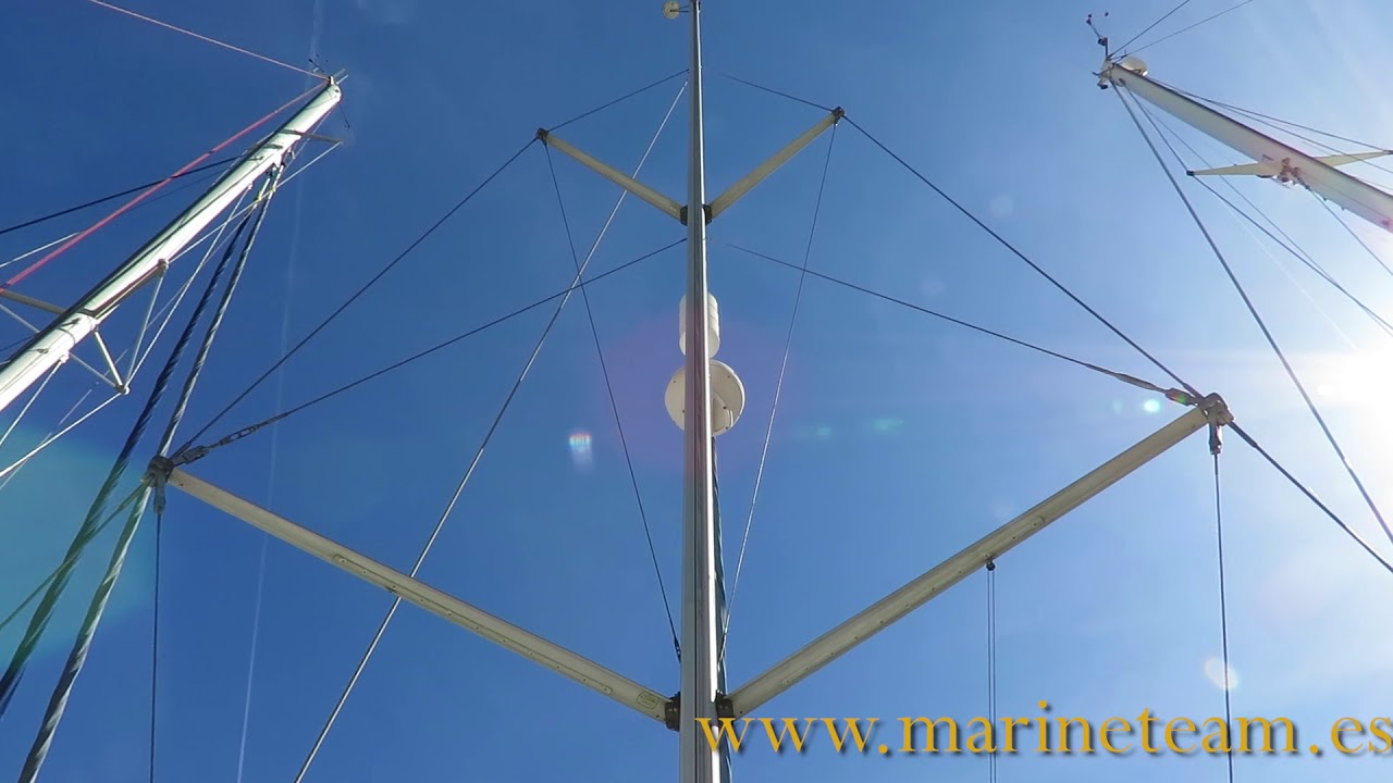 HUNTER 44 Deck Salon