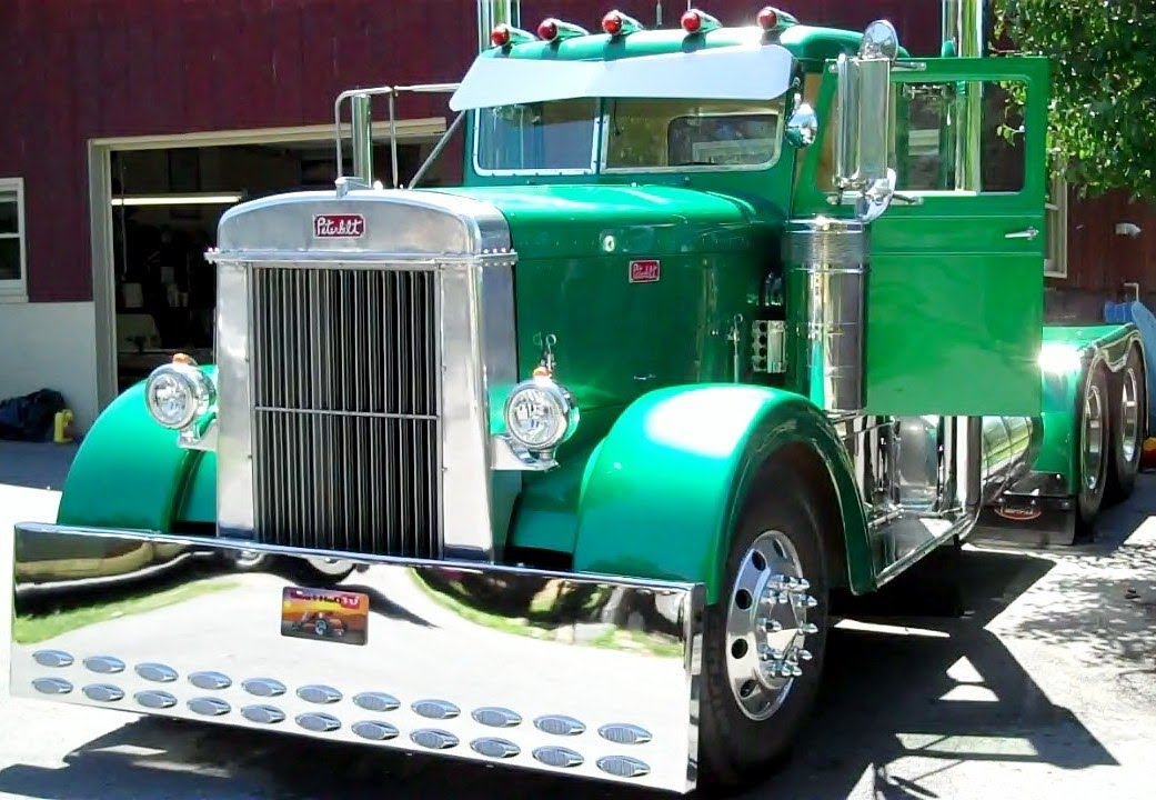 Завершенный выставочный грузовик Peterbilt 1949 года.
