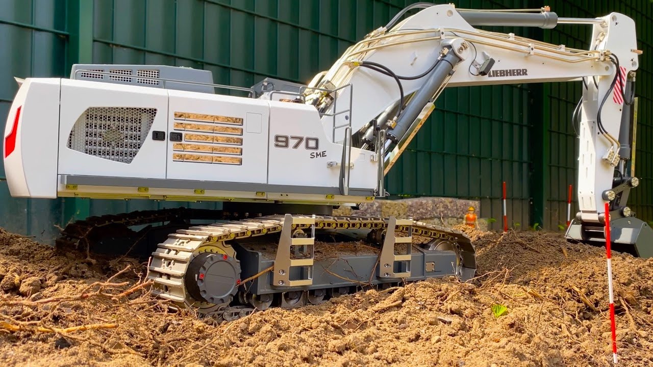 AMAZING radio controlled RC EXCAVATOR LIEBHERR 970 made in CHINA - first time at the site