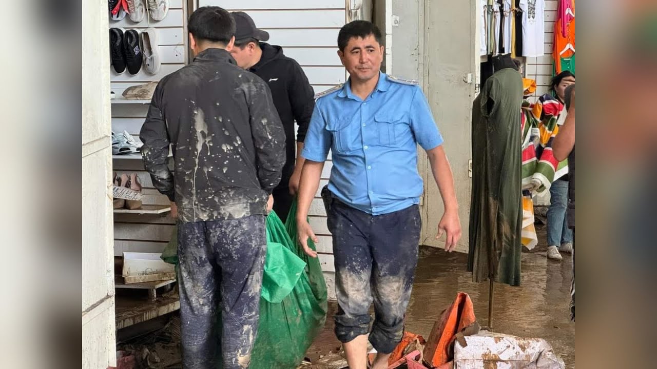Сель в городе Ош. Милиционеры пришли на помощь