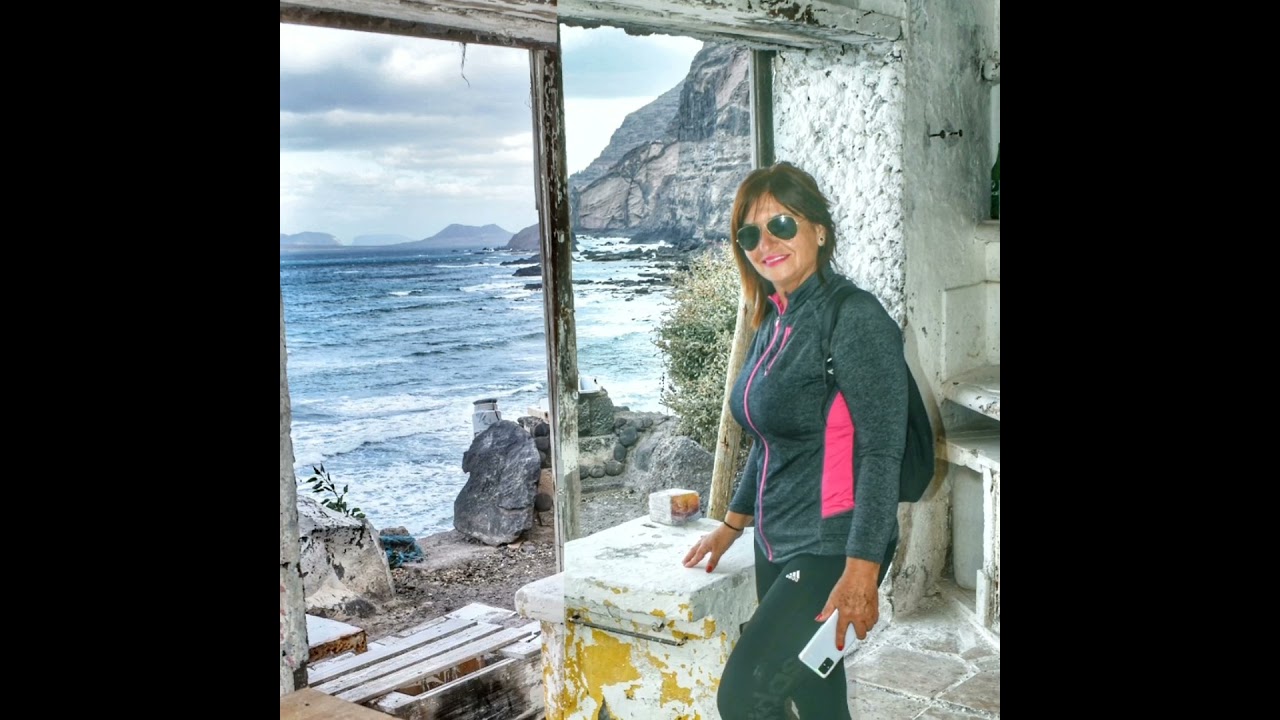 Lolo Rodríguez recorriendo Lanzarote. Bajo el risco de Famara casa del agua.