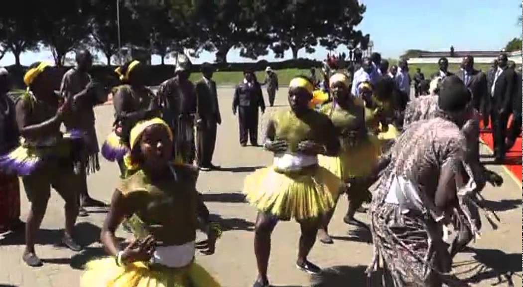 BARTAMAHA.com - Kenyan Traditional Dancers Welcoming Somali President [Nairobi]