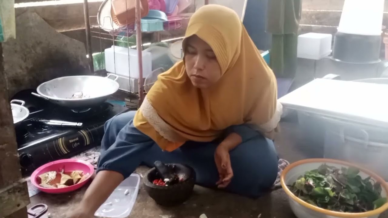 Sebelum bikin kue sempatkan masak dulu !! Goreng ikan tumis bayam merah