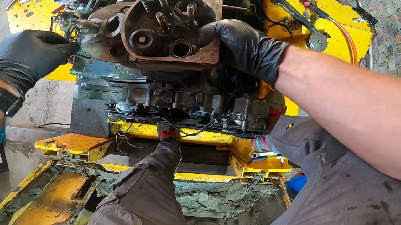 Demontaż głowicy silnika Deutz F4L913 Mecalac 11CXi Część 2/3