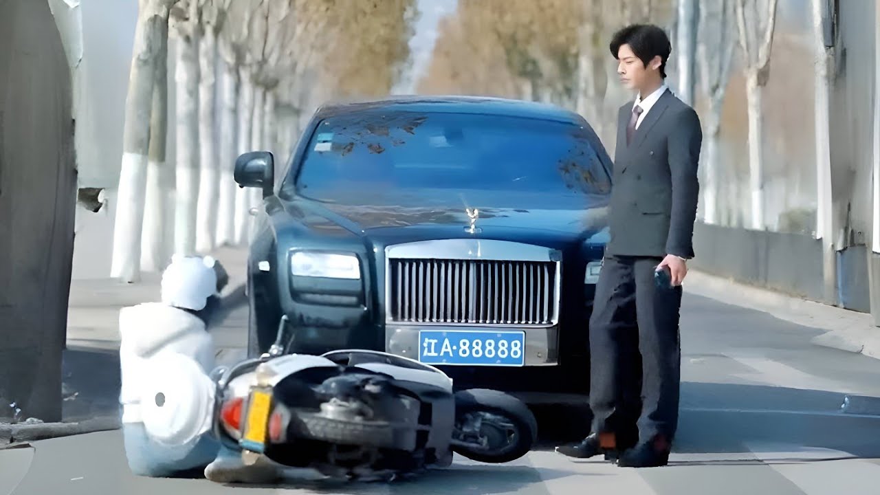 بنت مشاكسه بتخبط عربيه شاب مليونير فبيشغلها عنده خادمه عشان تدفع ثمن تصليح العربية