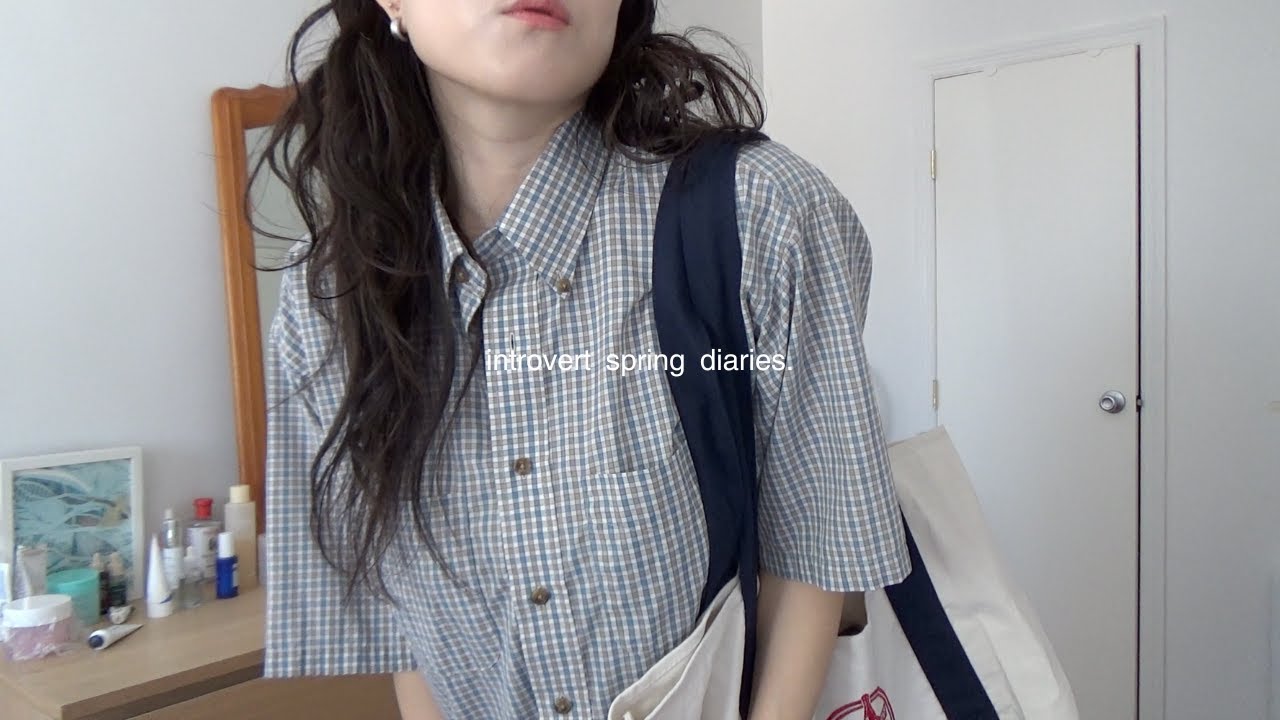 spring days outside, closet declutter, banana bread, picnic at the park, joy in slow living, vlog